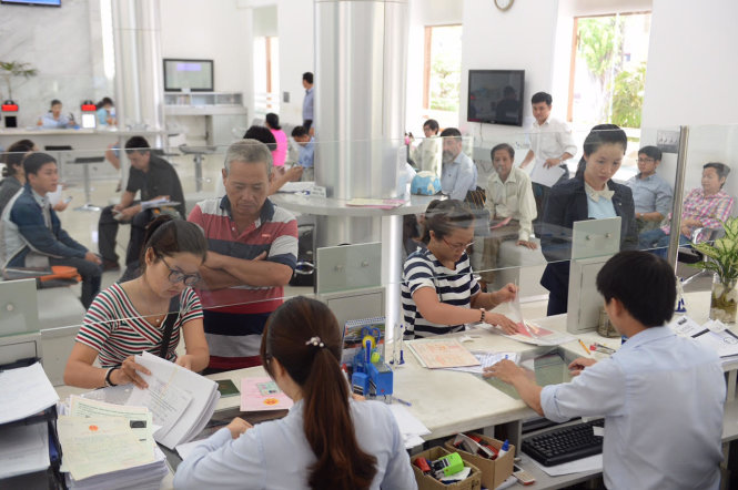 Người dân làm thủ tục hành chính một dấu một cửa tại UBND Q.1, TP.HCM - Ảnh: TỰ TRUNG