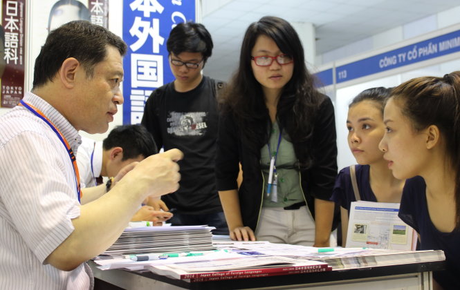 Học sinh, sinh viên tìm hiểu thông tin trong một ngày hội du học Nhật Bản tổ chức tại TP.HCM - Ảnh: HÀ BÌNH