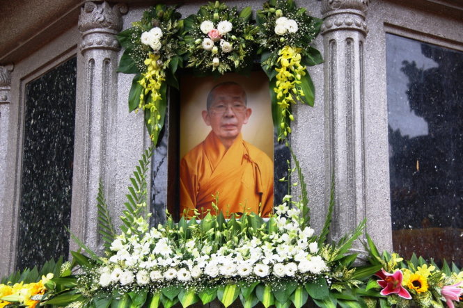 Di ảnh của cố Hòa thượng Thích Chơn Thiện đặt phía trên bảo tháp phía sau cổ đình Tưởng Vân - Ảnh: NHẬT LINH