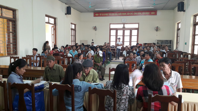Người dân ở phường Phú Hải, TP Đồng Hới nhận tiền bồi thường từ Formosa