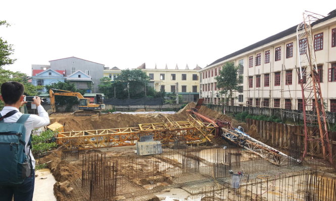 Sáng 17-11, các cơ quan chức năng tiếp tục khám nghiệm trụ cần cẩu sập đè chết nam sinh lớp 10, Trường THPT Lê Viết Thuật - Ảnh: DOÃN HÒA