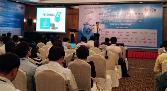 Ông Dmitry Mikhaylov, chuyên gia an ninh mạng từ Pado Nanotech, tác giả của cuốn sách an ninh mạng nổi tiếng Hiểm hoạ Hacker thuyết trình tại Ngày An toàn thông tin 2016 (TP.HCM) - Ảnh: Thanh Trực