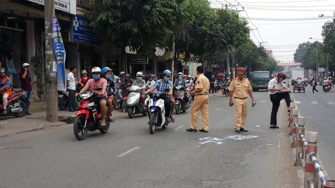 Công an TP. Biên Hoà đang dựng lại vụ hiện trường tai nạn - Ảnh: A Lộc chụp trưa 17-11