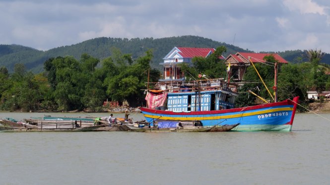 Sau khi huy động nhiều tàu thuyền của ngư dân để tìm kiếm, thi thể bé Hoa đã được tìm thấy trên sông Gianh đoạn qua xã Quảng Trung – ảnh: QUỐC NAM