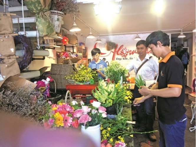 Nhiều người tới đặt mua hoa sớm 2-3 ngày trước dịp lễ 20-11 đang đến gần Ảnh: HẢI VƯƠNG