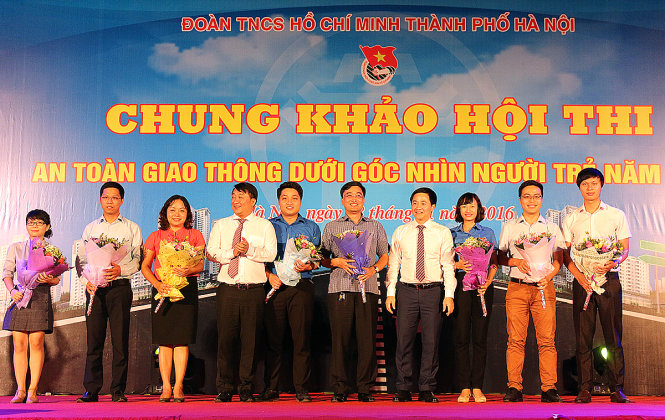 BTC hội thi tặng hoa cho 8 đơn vị tham dự đêm chung kết