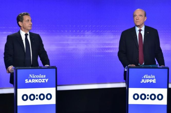 Ông Sarkozy (trái) và ông Juppe trong phiên tranh luận trên sóng truyền hình hôm 17-11- Ảnh: Reuters