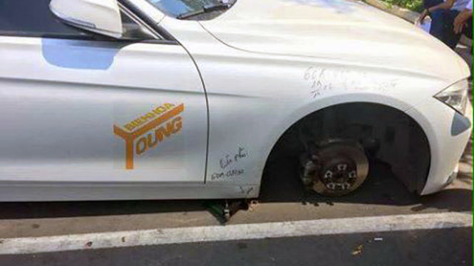 Chiếc BMW trị giá hàng tỉ đồng bị trộm mất bánh trước - Ảnh: FB