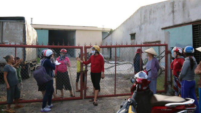 Người dân thôn Tam Mỹ vây trước cơ sở sản xuất bột liệm Thiện Nhân - Ảnh: L.T