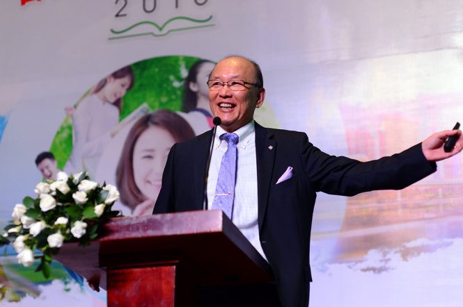 Ông Osamu Nakayama (chủ tịch ĐH Reitaku) cung cấp thông tin về du học tại Nhật cho các trường và học sinh Việt Nam - Ảnh: Q.ĐỊNH