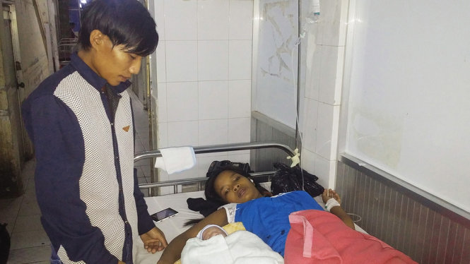 Vợ chồng anh Nhỏ, chị Ánh tại khu hậu sản bệnh viện đa khoa Kiên Giang với con trai kháu chỉnh vừa chào đời trên biển - Ảnh: K.NAM