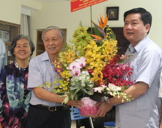 Bí thư Thành ủy Đinh La Thăng (phải) tặng hoa cho ông Phạm
Chánh Trực - Ảnh: Minh Phượng