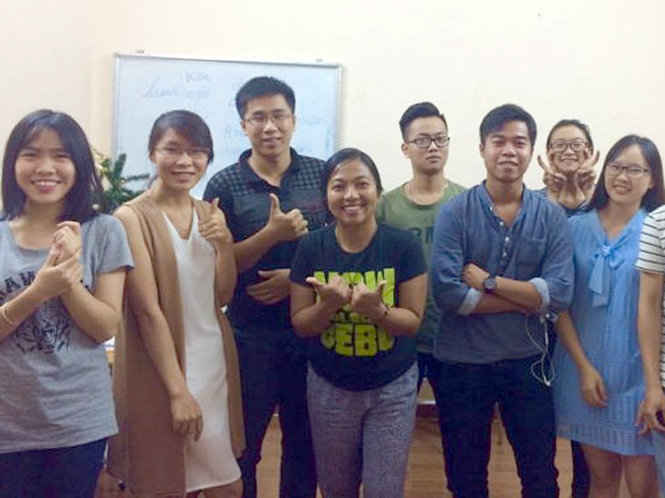 Cô Nina Calleja (giữa) và học sinh lớp tiếng Anh miễn phí - Ảnh: NVCC