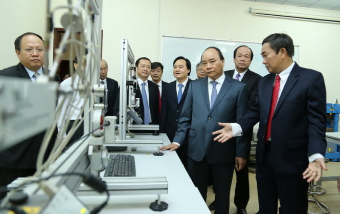 Thủ tướng Nguyễn Xuân Phúc đến thăm và làm việc với Trường ĐH Quốc tế (ĐHQG TP.HCM) sáng 20-11 - Ảnh: NHƯ HÙNG