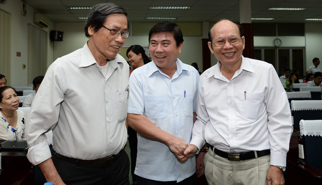 Chủ tịch UBND Thành phố Hồ Chí Minh, Nguyễn Thành Phong (giữa) trong buổi gặp cử tri - Ảnh: Tự Trung