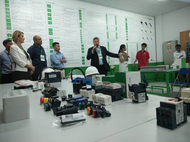Phòng thực hành được trang bị đầy đủ các loại máy móc, thiết bị phục vụ học tập kỹ thuật điện. - Ảnh: Đức Thiện