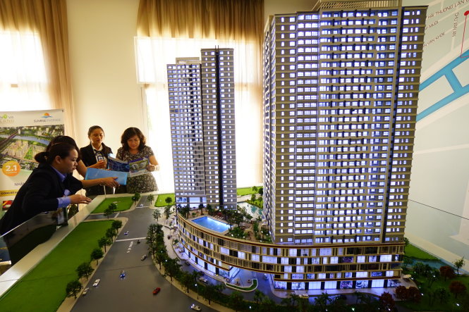 Khách được tư vấn về Office-tel thuộc dự án của Novaland ở Q.7, TP.HCM. Ảnh: QUANG ĐỊNH