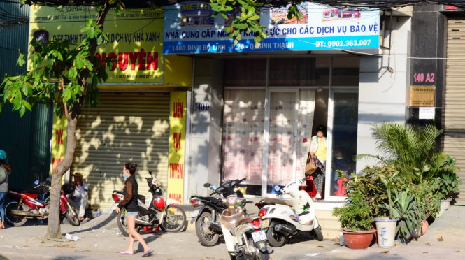 Công ty Phong Thái trên đường Đinh Bộ Lĩnh, Q.Bình Thạnh nhận môi giới giới thiệu việc làm cho khách - Ảnh: LÊ PHAN