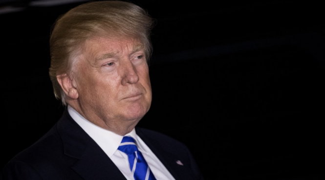 Tổng thống đắc cử Donald Trump lắng nghe các câu hỏi của báo chí sau một cuộc họp ở Bedminster hôm 19-11 - Ảnh: REUTERS