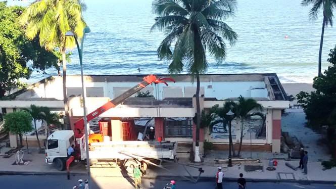 Khu bãi biển Nha Trang, tại vị trí cửa hàng mỹ nghệ cũ, sẽ được đầu tư xây dựng công viên phục vụ cộng đồng - Ảnh: PHAN SÔNG NGÂN