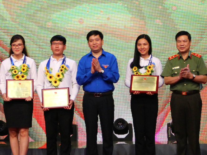 Anh Bùi Xuân Thức (thứ hai từ trái) tại lễ tuyên dương cán bộ, công chức, viên chức trẻ giỏi toàn quốc 2016 - Ảnh H.THANH