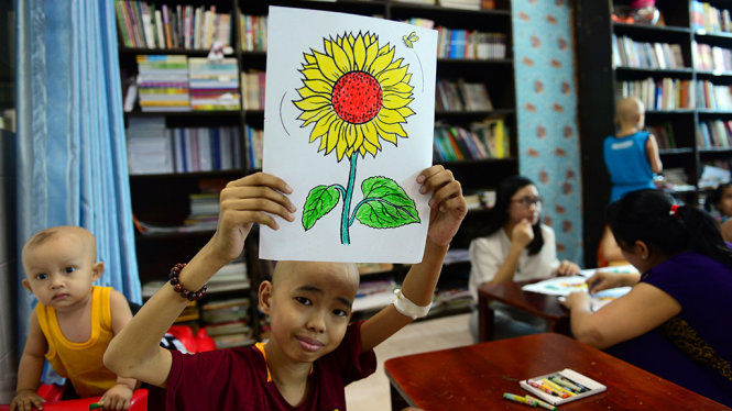 Khoe thành tích sau khi hoàn thành tác phẩm của mình - Ảnh: DUYÊN PHAN