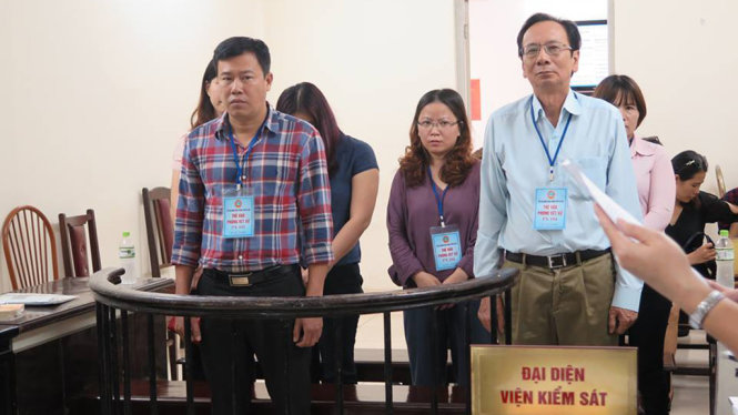 Bị cáo Hải (bìa phải) cùng các bị cáo tại phiên toà