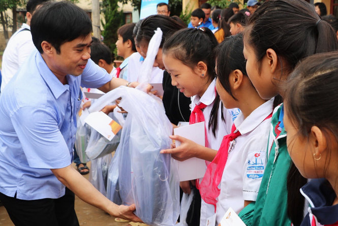 Những món quà nghĩa tình đã được trao tận tay để học sinh có thể đến trường sau lũ lụt - Ảnh: QL