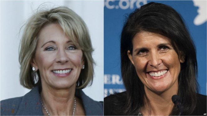 Bà Nikki Haley (phải) và bà Betsy DeVos - Ảnh: VOA