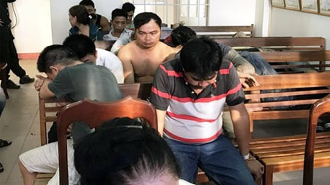 Các đối tượng đánh bạc bị đưa về cơ quan công an để điều tra - Ảnh: P.NAM