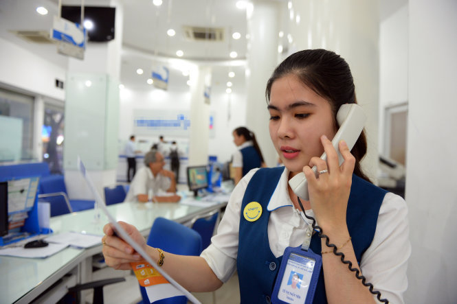 Nhân viên VNPT TP.HCM trao đổi với khách hàng qua điện thoại cố định - Ảnh: HỮU KHOA