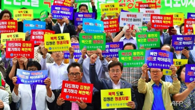 Một cuộc biểu tình ở Hàn Quốc phản đối Bình Nhưỡng thử nhạt nhân - ảnh: AFP