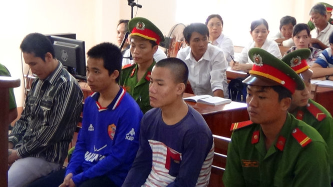 Bị cáo Cảnh, Hữu, Thành tại phiên tòa (từ trái qua phải) - Ảnh: Bửu Đấu