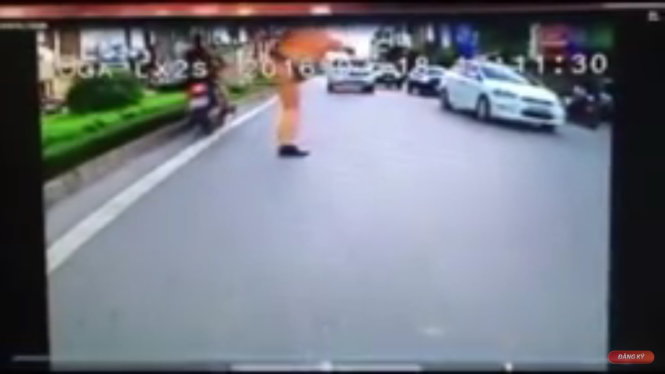 CSGT lao ra chặn bắt và giơ chân lên làm người vi phạm lao vào dải phân cách - Ảnh cắt từ clip