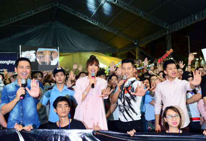 Những đại sứ của dự án cùng thể hiện quyết tâm bảo vệ các loài động vật hoang dã - Ảnh: DUYÊN PHAN
