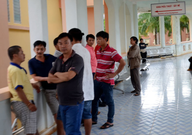 Người nhà bệnh nhân tập trung ở hành lang bệnh viên trong khi chờ cơ quan chức năng làm việc - Ảnh: CTV