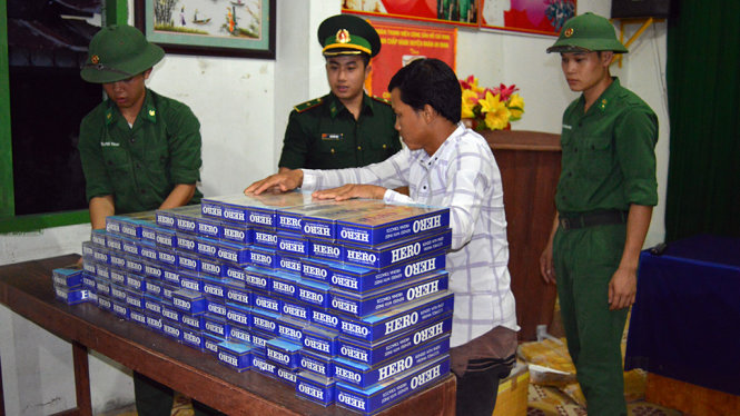 Kiểm đếm tang vật vụ xảy ra ngày 23-10 - Ảnh: H.TRUNG