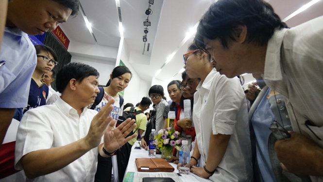 PGS.TS Trần Văn Nghĩa - Phó cục trưởng Cục Khảo thí và kiểm định chất lượng giáo dục Bộ GD-ĐT, tư vấn thông tin tuyển sinh cho phụ huynh và học sinh trong ngày hội tư vấn xét tuyển ĐH, CĐ 2015 tại Trường ĐH Bách Khoa (ĐH QG TP.HCM) trưa 1-8 - Ảnh: Quang Định
