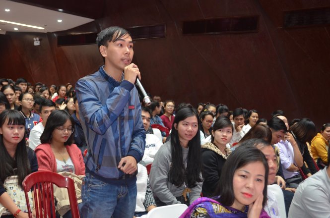 Các bạn trẻ quan tâm đến nguồn vốn khi khởi nghiệp - Ảnh: TẤN LỰC