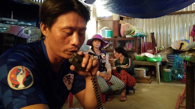 Người thân 11 ngư dân nói chuyện qua Icom với 11 ngư dân đang ở Hoàng Sa