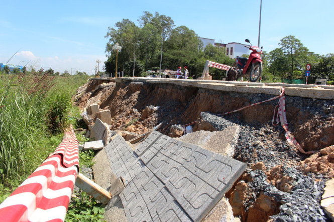 Phần bờ kè dài khoảng 200m bị sạt lở nghiêm trọng - Ảnh: THU TRANG