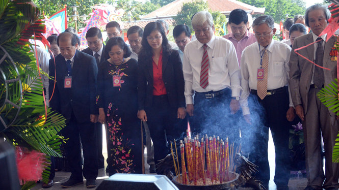 Kính cẩn thắp hương tại lăng cụ Phó bảng Nguyễn Sinh Sắc - Ảnh: NGỌC TÀI