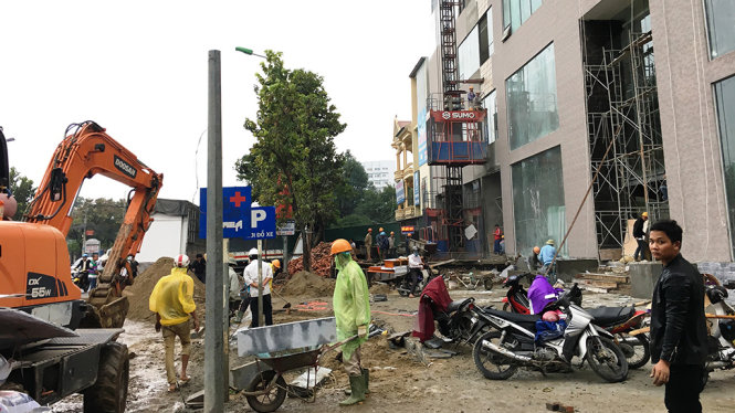 Mặc dù bị đình chỉ thi công nhưng đơn vị thi công Dự án tổ hợp và chung cư cao cấp Mường Thanh Cửa Đông (TP Vinh) vẫn rầm rộ thi công - Ảnh: DOÃN HÒA chụp chiều 24-11