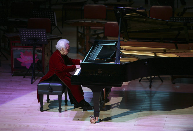 Nghệ sĩ Thái Thị Liên với cây đàn piano - Ảnh: NAM TRẦN