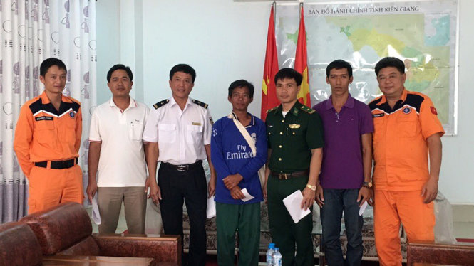 Trung tâm 3 bàn giao ngư dân Dư (thứ tư từ trái sang) cho ban, ngành chức năng tỉnh Kiên Giang sáng 26-11 - Ảnh: Trung tâm 3 cung cấp