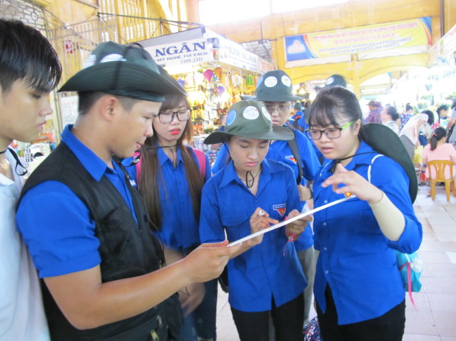 Các bạn khám phá chợ Bến Thành - Ảnh: K.ANH