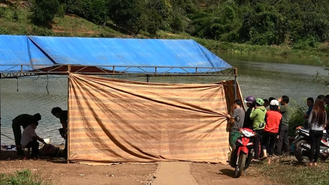 Công an khám nghiệm tử thi để làm rõ vụ tai nạn - Ảnh: BÁ SƠN