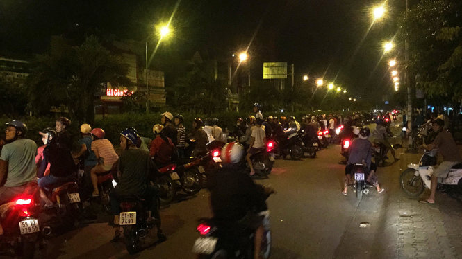 Nhiều xe máy xếp thành hàng dài dưới lòng đường Tô Ký, đoạn gần cầu Chợ Cầu (Q.12) - Ảnh: NGỌC KHẢI