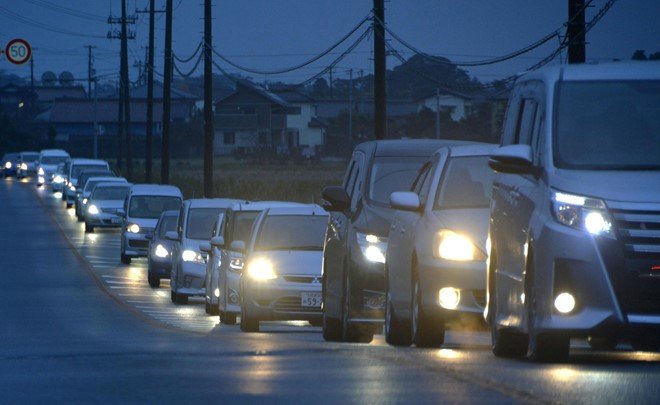 Người dân Iwaki (Fukushima, Nhật) trật tự sơ tán đến nơi cao hơn để tránh sóng thần vào sáng sớm 22-11 - Ảnh: AP