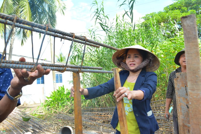 Chị Loan, chủ tịch xã, tại công trường xây cầu Phú Thành - Ảnh: L.HỒNG